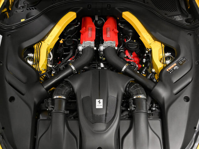 620馬力を誇るV8ツインターボエンジンが、オープントップドライブにふさわしい爽快な走りを実現します。