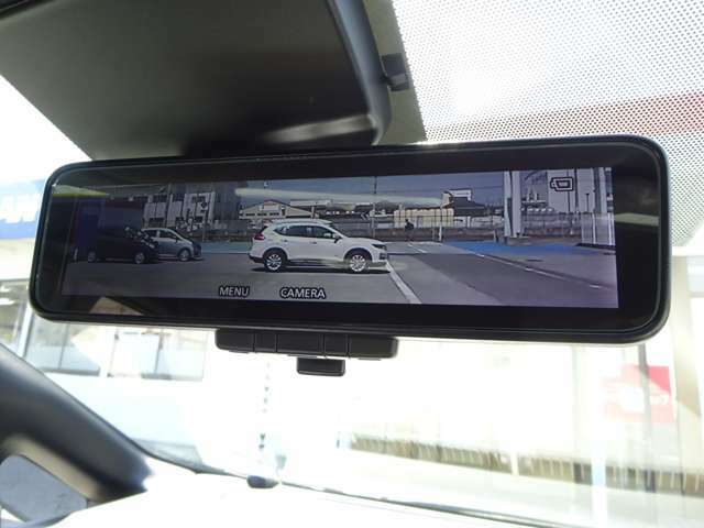 【インテリジェントルームミラー】クリアな後方視界を実現！乗員、ヘッドレストなどで遮られがちな後方視界をクリアに保ちます！車内の状況に関わらず車両後方にあるカメラの映像をルームミラーに映し出します。