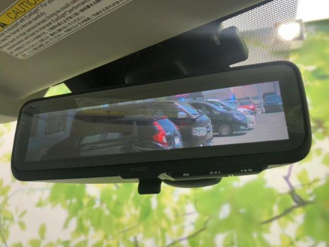 WECARSの展示場では実際に見て、触ってお車をお選びいただけます！知識の豊富な営業スタッフが様々なカーライフをご提案いたします！