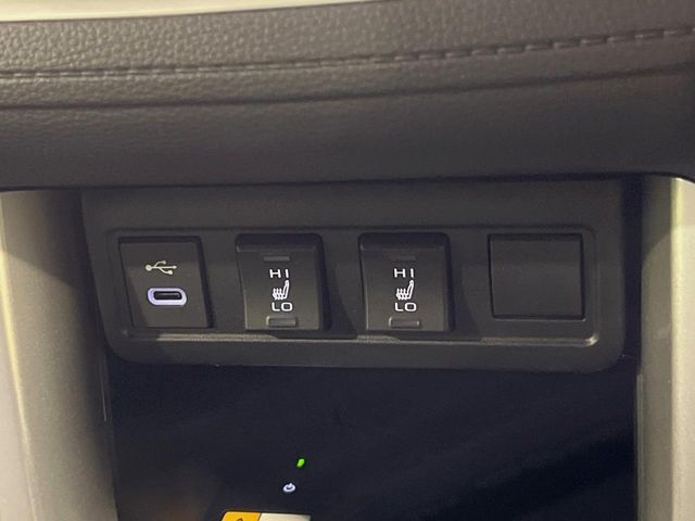 【シートヒーター】寒い日に重宝するシートヒーター！エアコンより早く温まってくれるので寒がりの人も安心ですね♪エアコンの温風は乾燥するから苦手、という方にもをおすすめです。