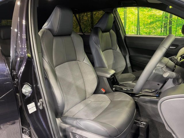 運転席まわりには十分なスペースがあり、大柄な方でもゆったり運転していただける環境です。