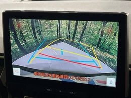 【バックカメラ】駐車時に後方がリアルタイム映像で確認できます。大型商業施設や立体駐車場での駐車時や、夜間のバック時に大活躍！運転スキルに関わらず、今や必須となった装備のひとつです！