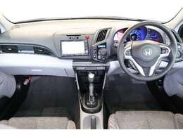 操作性に優れた運転席となります！小物入れや各ボタンの配置にこだわり、使いやすいです！座り心地もよく視認性も良好なのでロングドライブもお任せ下さい！