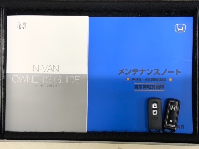 スマートキーは鍵をバッグに入れたままでもドアロックの開閉やエンジンのON・OFFができます。夜間や雨の日も鍵を探さなくて良いので便利です。