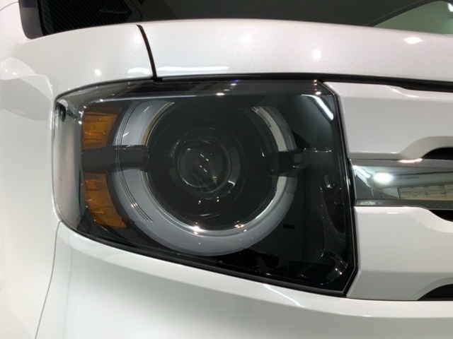 LEDヘッドライトは、点灯の瞬間から最大光量を発揮し、突然暗くなるトンネルなどでの安定感を高めます。