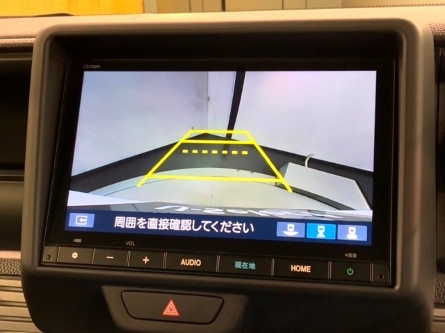 リバースギアに入れるだけで後方の表示へ切り替わります。夜間や雨の日の駐車も楽になりますよ。