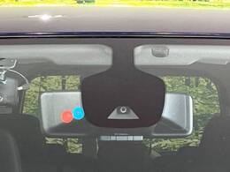 【インテリジェントエマージェンシーブレーキ】フロントカメラで前方の車両や歩行者を検知。衝突しそうな時は衝突被害軽減ブレーキが作動、衝突回避をサポート。より安全にドライブをお楽しみいただけます。