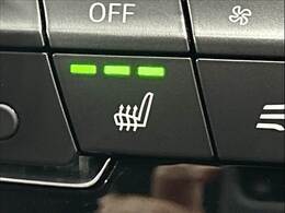 【シートヒーター】冬場にうれしいシートヒーターを装備。シート自体が温まりますので、冬場のドライブをよりお楽しみいただけますよ。