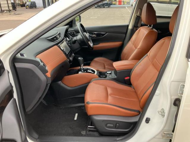 WECARSでは各商談席に大型モニターをご用意しております！見やすい大画面でゆったりと全国の在庫をご覧いただけます！是非ご来店お待ちしております！