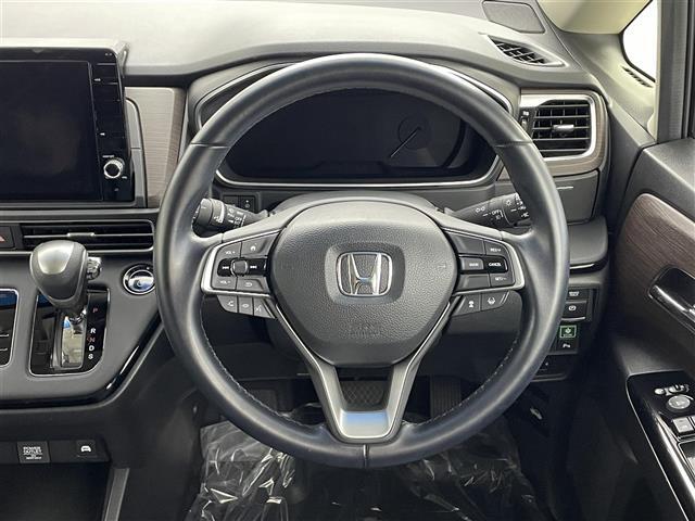 【ステアリング】軽い力で扱いやすいハンドルです。目立つ傷やスレなどなく綺麗な状態です！除菌プランいれていただくとさらに快適に！清潔なお車はお子様にも安心ですね！