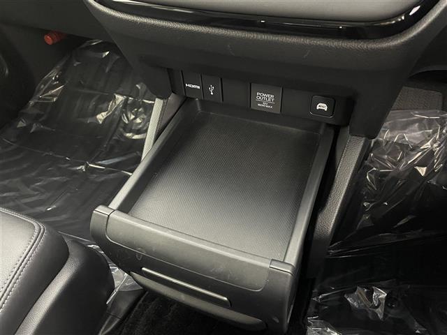 【フロアマット】車内を綺麗に保つのには必須のアイテムです。当店ではフカフカな新品マットも絶賛取り扱い中！ぜひご相談くださいませ。