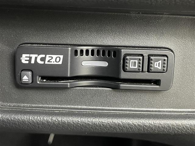 【ETC】有料道路を利用する際に料金所で停止することなく通過できる、ETC車載器（ノンストップ自動料金収受システム機器）が装備されています。セットアップを行うことで利用可能になります。