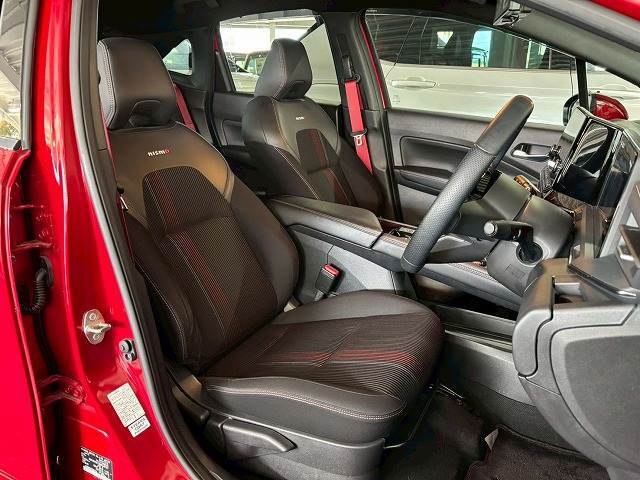 各ブランドのシートカバーの取り扱いもございます。また、弊社オリジナルフロアマットもご用意しております