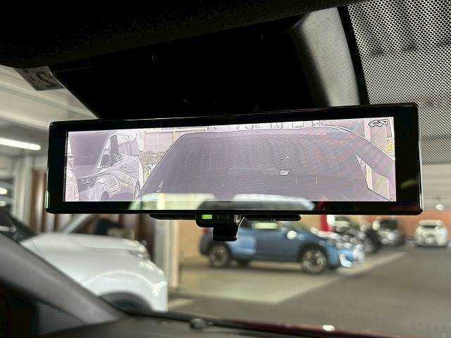 【インテリジェントルームミラー】搭載、乗員、ヘッドレスト、積載物などでさえぎられがちなルームミラーの後方視界をクリアに保ちます。