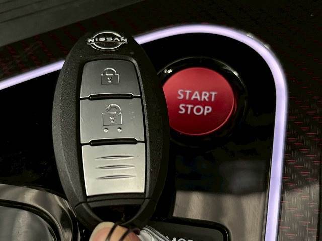 【スマートキー＆プッシュスタート】装備しております。持ったままでドアの開閉可能となります。
