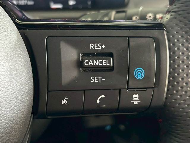 【プロパイロット】は、革新的かつ安心して使用できる高速道路の単一車線での運転支援技術です。 渋滞走行と、長時間の巡航走行します。