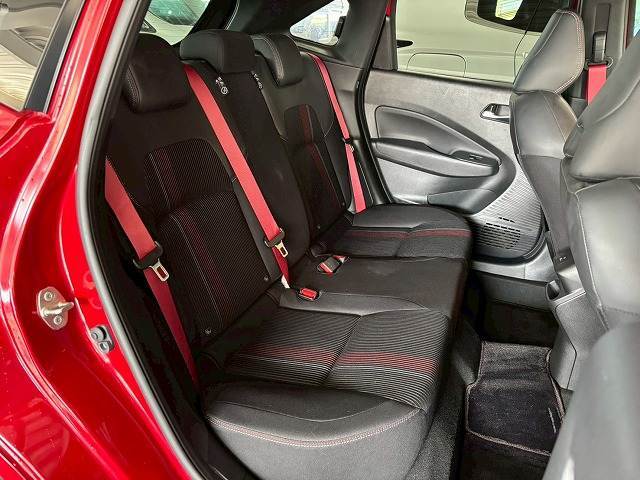 セカンドシートはリクライニング可能でくつろぎの空間。大人二人が乗っても十分なスペースが確保されております