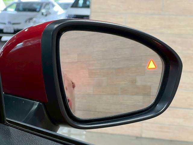 【ブラインドスポットモニター】搭載しております。隣の車線を走る車両をレーダーで検知し、死角エリアの車両の存在をお知らせします。