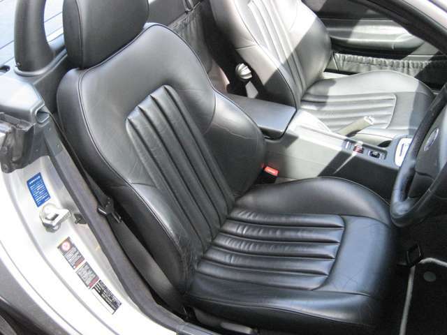 SL譲りのクラシックなデザインのシート。2段階式のシートヒーター付き　スペシャルエディション専用ブラックナッパレザーシートが、柔らかく身体をホールドしてくれます。