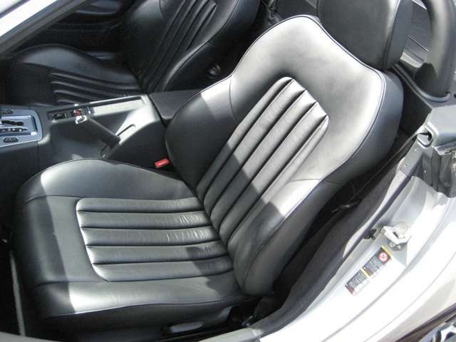 SL譲りのクラシックなデザインのシート。2段階式のシートヒーター付き　スペシャルエディション専用ブラックナッパレザーシートが、柔らかく身体をホールドしてくれます。