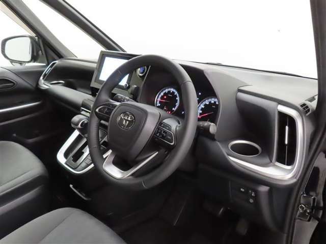 シンプルで使いやすいデザインの運転席です。