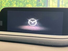 【マツダコネクトナビ】車内の雰囲気にマッチした一体型タイプのナビ。各種車輌設定やBluetooth再生等、様々な機能が楽しめます。直感的なダイヤル操作が可能で、使い勝手も良好です。