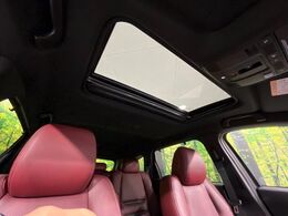 【サンルーフ】開放感たっぷりの希少装備、サンルーフが装着されています！車内に明かりを取り入れたり景色を楽しむ以外にも、車内の空気も簡単に換気できて快適です！