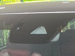 【スマートシティブレーキサポート】低速走行中に前方の車両等を認識し、衝突しそうな時は警報とブレーキで衝突回避と被害軽減をアシスト。より安全にドライブをお楽しみいただけます。