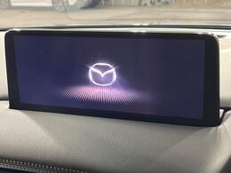 【10.25インチマツダコネクト】車内の雰囲気にマッチした大型ディスプレイ。スマホ接続でのナビ使用やBluetooth再生等、様々な機能が楽しめます。直感的なダイヤル操作が可能で、使い勝手も良好です。