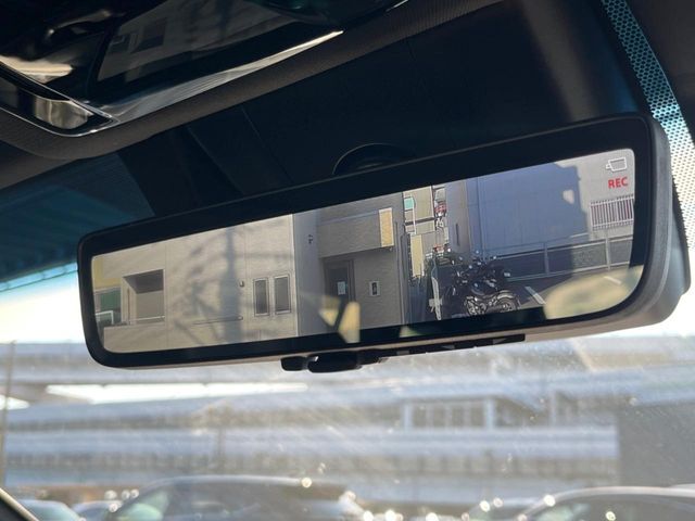 【デジタルインナーミラー】後席の大きな荷物や同乗者で後方が確認しづらい時でも安心！カメラが撮影した車両後方の映像をルームミラー内に表示。クリアな視界で状況の確認が可能です！