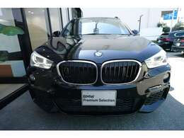 BMWの代名詞の【キドニーグリル】グリルが腎臓のように見えるので【キドニー】と呼ばれるようになりました。一目見ただけでBMWであると認識できる確固たるアイコンとして存在感を放ちます。