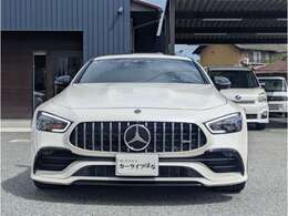 縦ルーバーが特徴的な「パナメリカーナグリル」