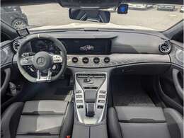 V8エンジンをモチーフにしたというセンターコンソールが主張するインテリア。