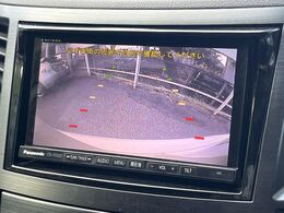【バックカメラ】駐車時に後方がリアルタイム映像で確認できます。大型商業施設や立体駐車場での駐車時や、夜間のバック時に大活躍！運転スキルに関わらず、今や必須となった装備のひとつです！