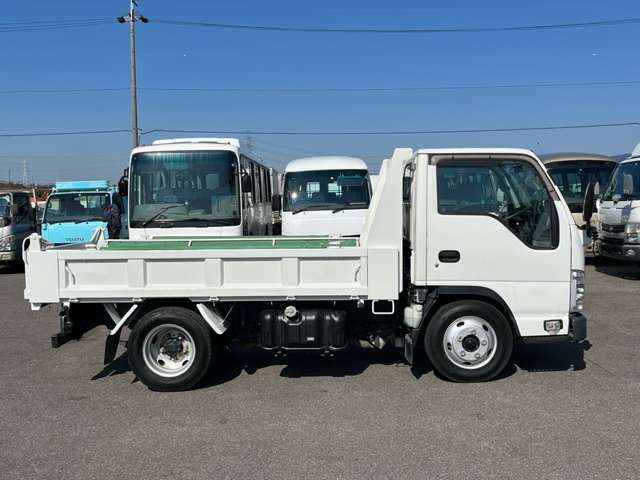 ◇車両は一台一台丁寧に洗車をしてから納めさせて頂いております。ポリッシャーでのキャビン研磨。品質向上の為車内はカークリーニング専門業者に委託し、特にヤニの酷い車では天張りを外しての洗浄も行っています。