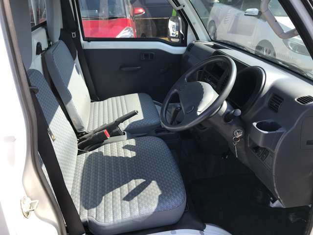 年式相応ですが、納車時にはできる限りキレイに納車させていただきます。どうしても気になるところ等ありましたら、低価格にてお直しいたしますので、何なりとお申し付けください。