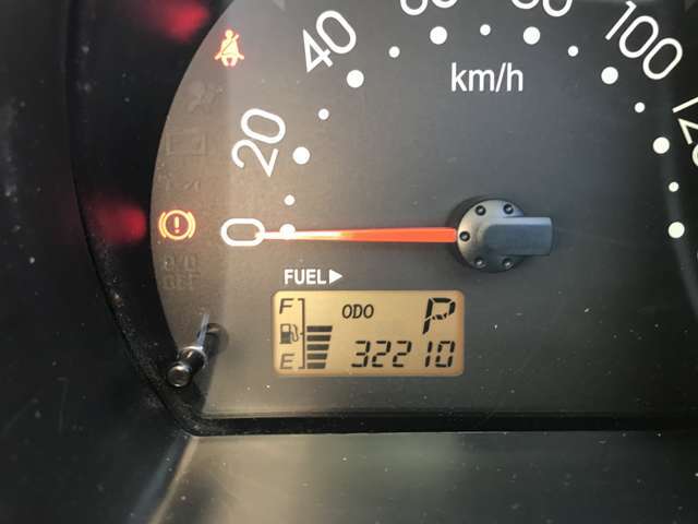 新しく入庫いたしました！当社自慢のお車です。ご覧になってください。気になる点がありましたら、どうぞ遠慮なくお申し付けください。