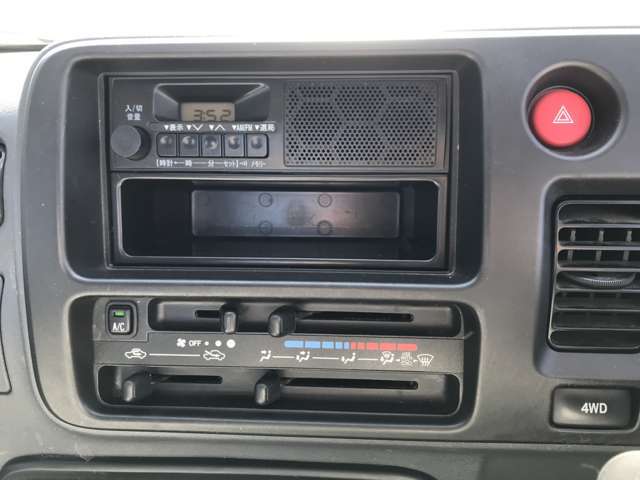 年式相応ですが、納車時にはできる限りキレイに納車させていただきます。どうしても気になるところ等ありましたら、低価格にてお直しいたしますので、何なりとお申し付けください。
