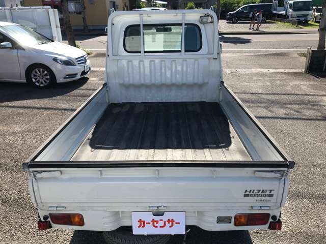 年式相応ですが、納車時にはできる限りキレイに納車させていただきます。どうしても気になるところ等ありましたら、低価格にてお直しいたしますので、何なりとお申し付けください。