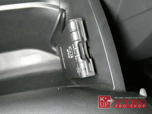 グローブボックス内にETC車載器が装着済み。ご希望あれば別途ETC2.0へのアップグレードなどもご対応可能です。