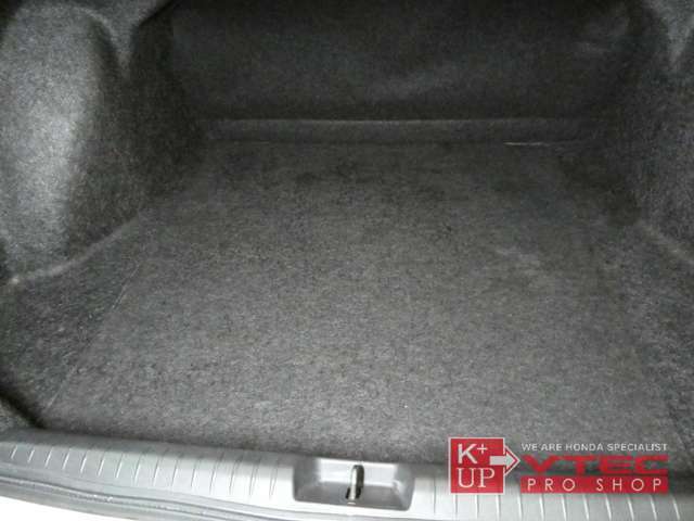 トランクはセダンならではの奥行き。使用感少なくきれいな状態です。