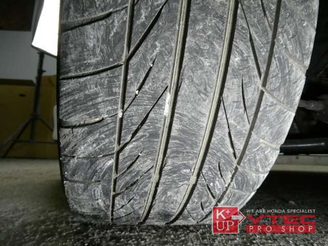 タイヤは古く、ひび割れておりますのでクルマのご購入と合わせて交換がお勧めです。タイヤ価格に自信あり！ご予算・ご用途に合った銘柄をご提案させていただきます。