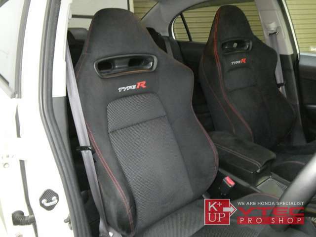 体を面で支えるタイプRスポーツシート。設計製造ともホンダ製でアルカンターラ等を贅沢に使用した上質なシートになっています。中身のウレタン崩れも少なく良好なコンディションです。