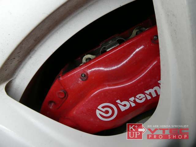 お好みのパッドやローターの交換等もご対応可能です。スリットタイプへ変更やドリルドタイプなど、専門知識多数のスタッフへお気軽にご相談下さいね。