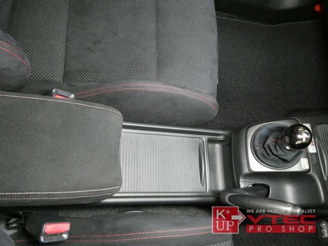 シーカー製シフトノブを装着。シフトフィーリングも良好です。適度にクロスした専用ミッションはタイプRらしさを手からも感じて頂く事が出来ると思います。節度感ある気持良いシフトフィールをご体感下さい。