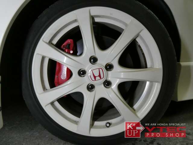 純正18インチアルミのコンディションも良好です。ご希望あれば別途社外ホイールのご提案も可能です。当店「RAYS」正規ディーラーです。ENKEI・ADVANなど各種お取り扱いございます。