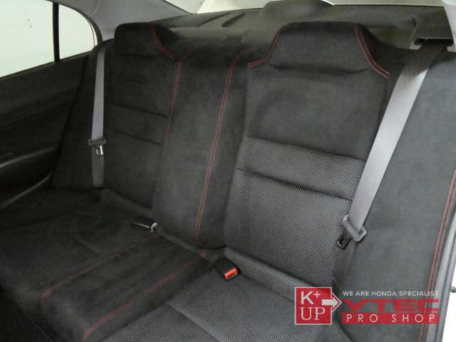 リアシートも綺麗な状態を保っています。人を乗せる事が多いであろうセダンタイプだけに、リアシートのコンディションはしっかり確認しておきたいポイントです。