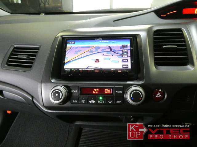 ケンウッドメモリナビ（MDV-Z701）が装着済み。ディスク再生・Bluetooth接続可能モデル・