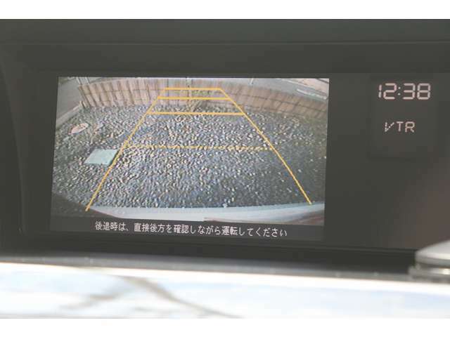 【バックカメラ】駐車時に全方向がリアルタイム映像で確認できます。大型商業施設や立体駐車場での駐車時や、夜間のバック時に大活躍！運転スキルに関わらず、今や必須となった装備のひとつです！