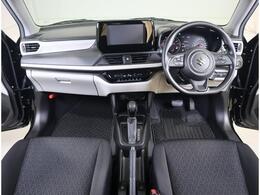 運転に集中できる機能美とコンパクトながらも広々とした室内空間が、クラスを超えた洗練さと快適性と感じさせます。